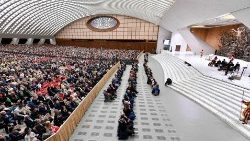 Avós, Idosos, e Netos participantes do Encontro promovido pela Fundação Età Grande (Vatican Media)