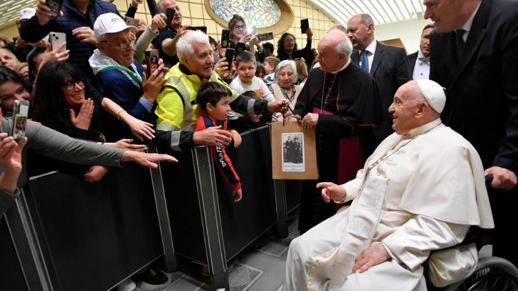 Spotkanie Papieża z osobami starszymi, dziadkami i ich wnukami, przygotowane przez Fundację Podeszły Wiek (Fondazione Età Grande) 