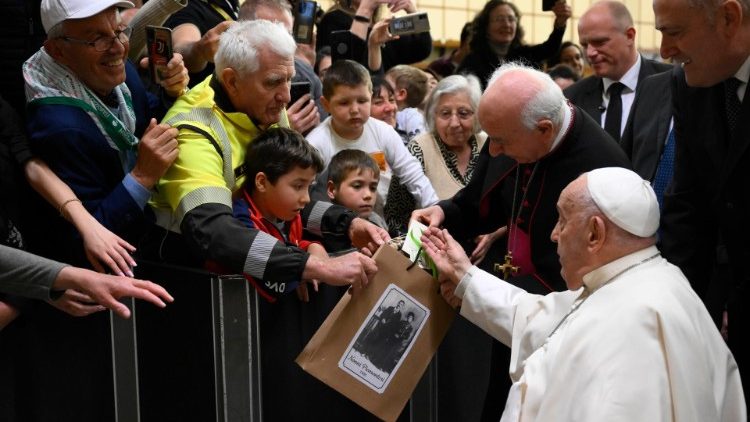 البابا فرنسيس يلتقي بالأجداد والمسنين والأحفاد 