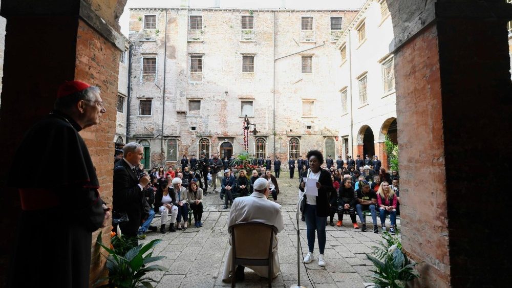 Visita pastoral do Papa Francisco a Veneza - Encontro com as detentas (Vatican Media)