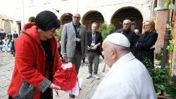 Papa Francesco durante l'incontro con le detenute nel carcere della Giudecca nel 2024