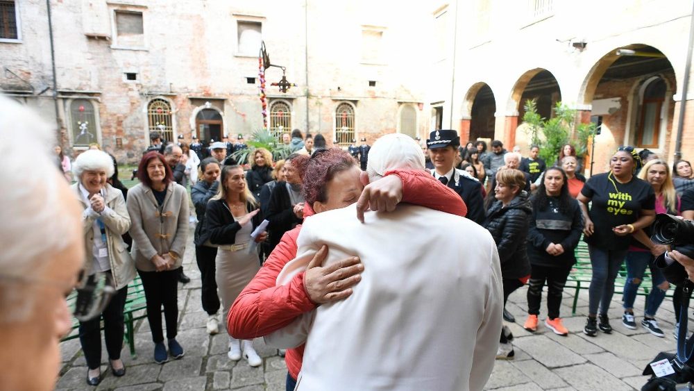 Visita pastoral do Papa Francisco a Veneza - Encontro com as detentas (Vatican Media)