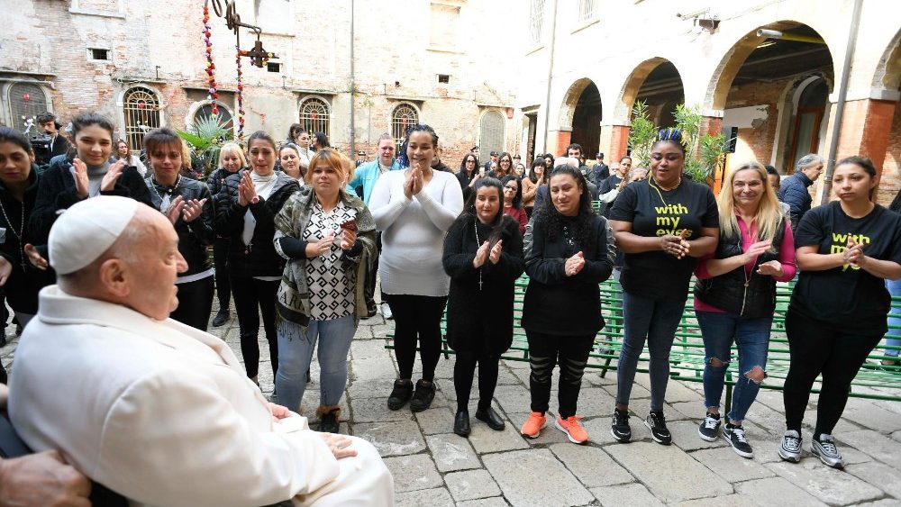 Папа падчас сустрэчы з жанчынамі-зняволенымі турмы Венецыя-Джудэка