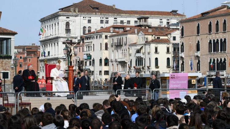 Un momento dell'incontro con i giovani