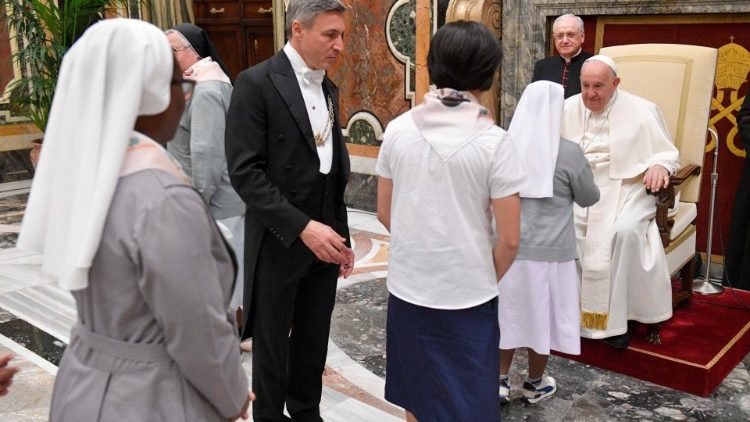 Il saluto al Papa dei Fratelli di San Gabriele e dei Canossiani