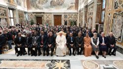 Le Pape au milieu des participants au Chapitre général des congrégations religieuses "Les Fils de la Charité Canossiens" et "Les Frères de Saint-Gabriel", lundi 29 avril 2024.