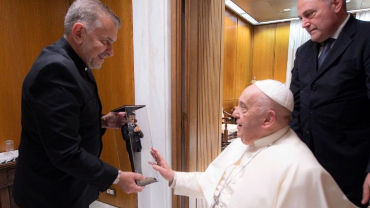 El Embajador regala al Papa una imagen del beato José Gregorio Hernández 