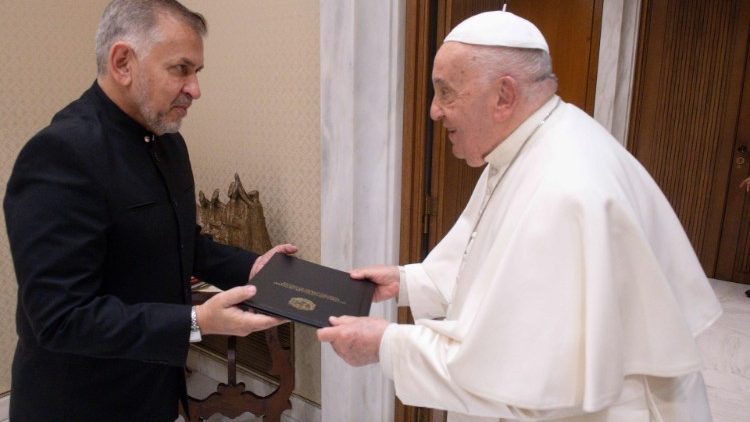 Embajador venezolano entrega cartas credencial al Santo Padre 