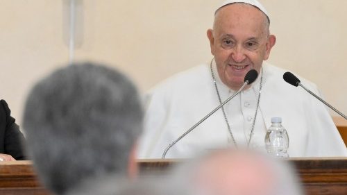 Papež se v bazilice svat&eacute;ho Kř&iacute;že setkal se stovkou kněž&iacute; z ř&iacute;msk&eacute;ho centra