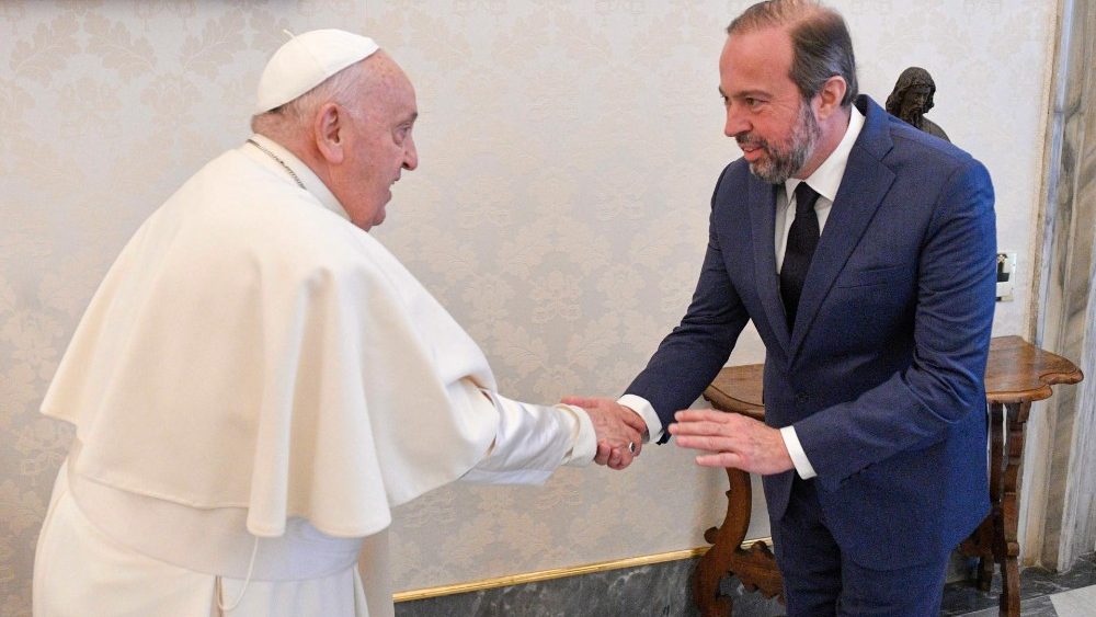 Alexandre Silveira de Oliveira em audiência com o Papa no Vaticano