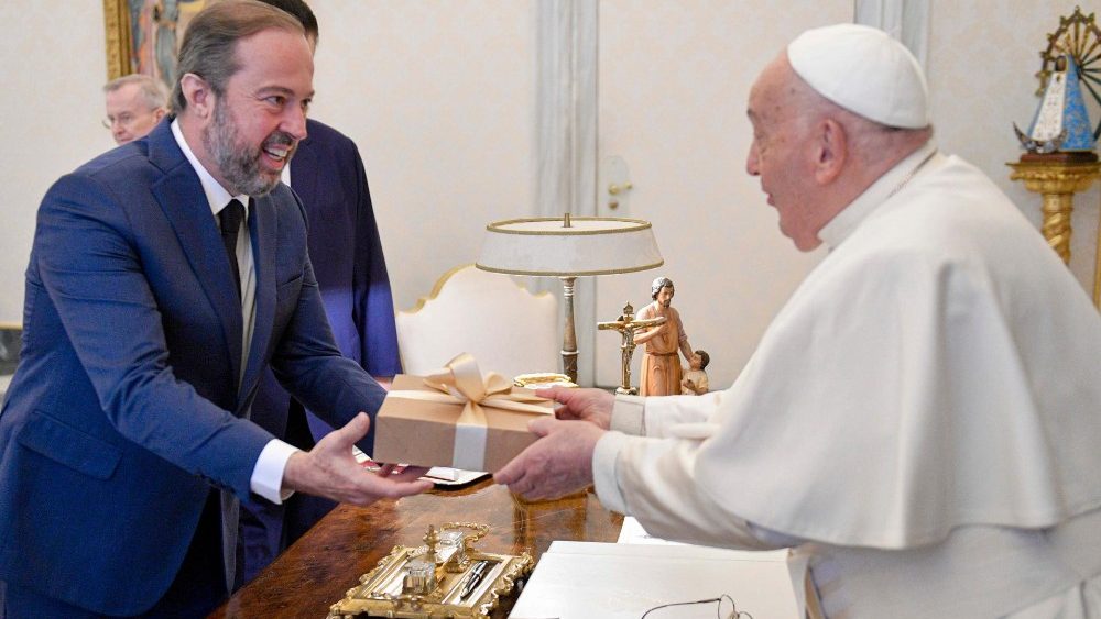 Alexandre Silveira de Oliveira em audiência com o Papa no Vaticano