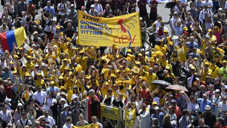 Паломники на площади Святого Петра (5 мая 2024 г.)