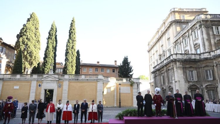 Friedhofsmauer des Campo Santo Teutonico (unten links)