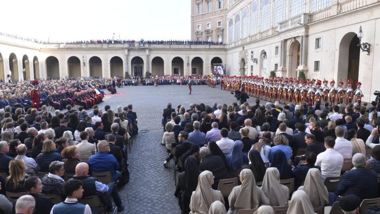 Juramentación de la Guardia Suiza Pontificia en el patrio San Damaso