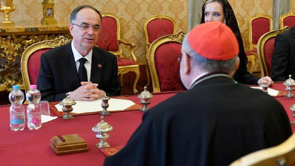 O presidente da Albânia, Bajram Begaj, com o cardeal Parolin