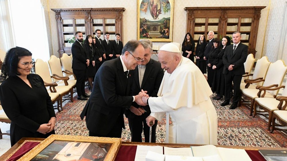 O presidente da Albânia, Bajram Begaj, com o Papa no Vaticano