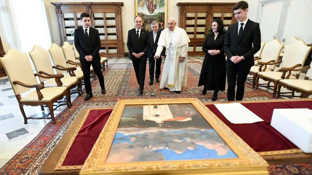 O presidente da Albânia, Bajram Begaj, com o Papa no Vaticano