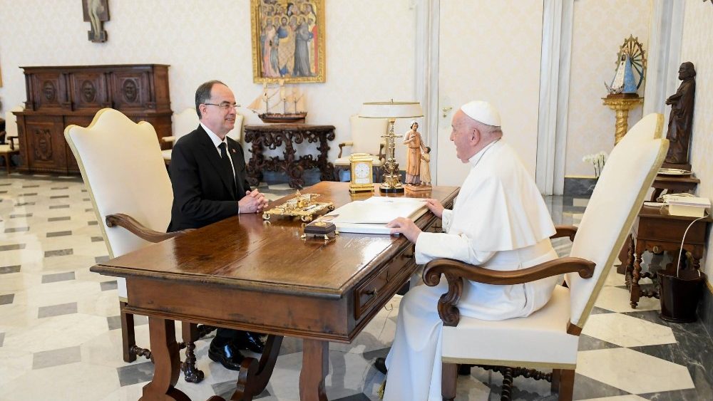 O presidente da Albânia, Bajram Begaj, com o Papa no Vaticano