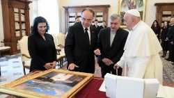 Bajram Begaj, président de la République d'Albanie, aux côtés du Pape François. 