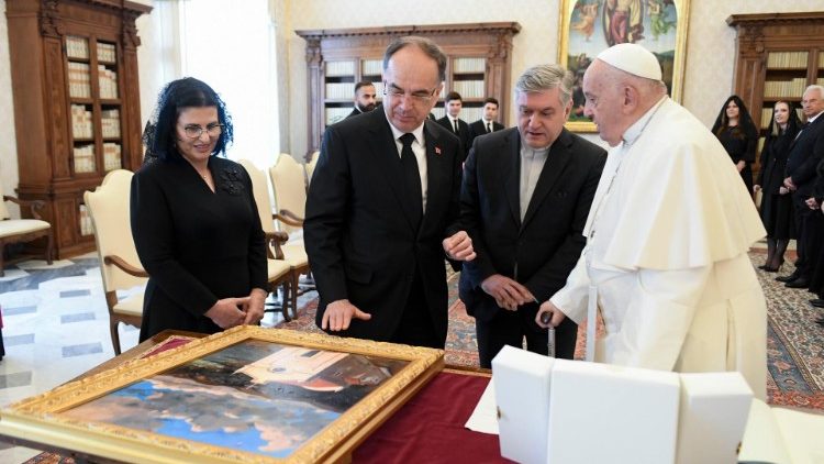 Bajram Begaj, président de la République d'Albanie, aux côtés du Pape François. 