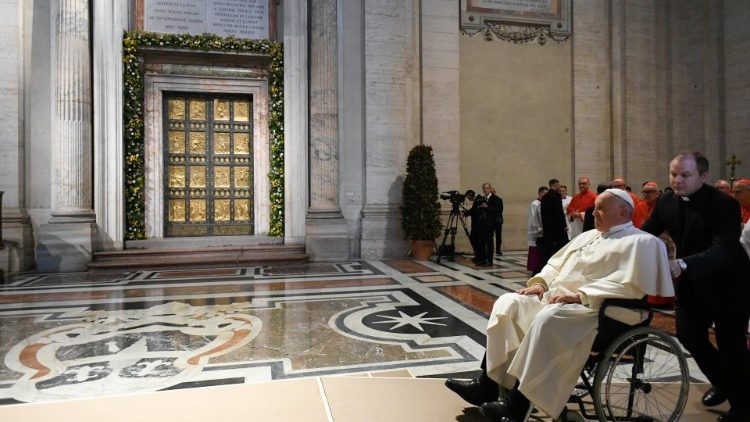 Franziskus vor der Heiligen Pforte des Petersdoms