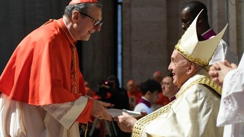El Papa entrega la bula de convocatoria del Jubileo Ordinario de 2025, "Spes non confundit", a los arciprestes de las Basílicas Papales de Roma, a algunos representantes de la Iglesia esparcida en el mundo y a los Protonotarios Apostólicos. (Vatican Media)