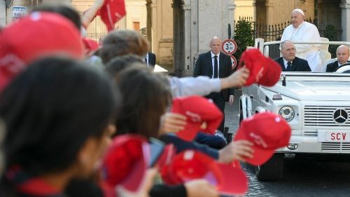 Papst bittet Firmlinge, ihre Eltern und Großeltern zu grüßen