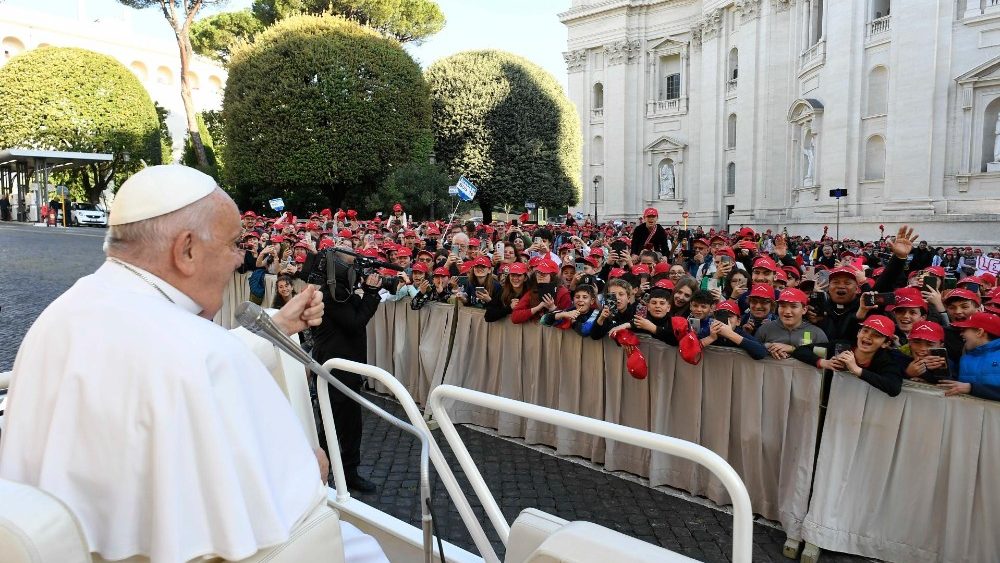 O encontro de Francisco com as crianças do diocese de Gênova, no Vaticano