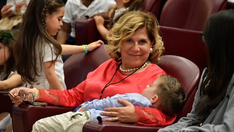 Un bimbo addormentato in braccio alla mamma a cui il Papa ha fatto riferimento