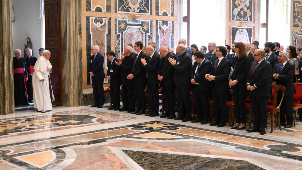 2024.05.13 Docenti e Alunni della Scuola Vaticana di Paleografia, Diplomatica e Archivista; e della Scuola Vaticana di Biblioteconomia