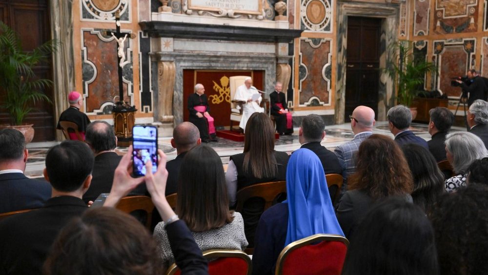 2024.05.13 Docenti e Alunni della Scuola Vaticana di Paleografia, Diplomatica e Archivista; e della Scuola Vaticana di Biblioteconomia
