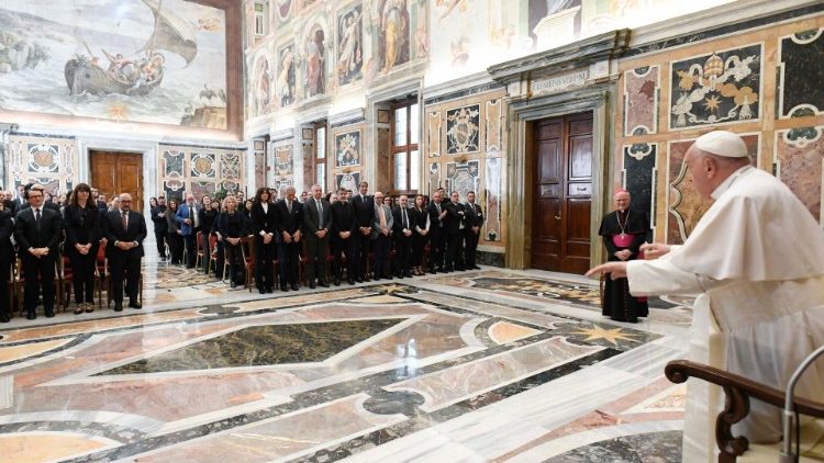 il Papa riceve alunni della Scuola vaticana di Paleografia