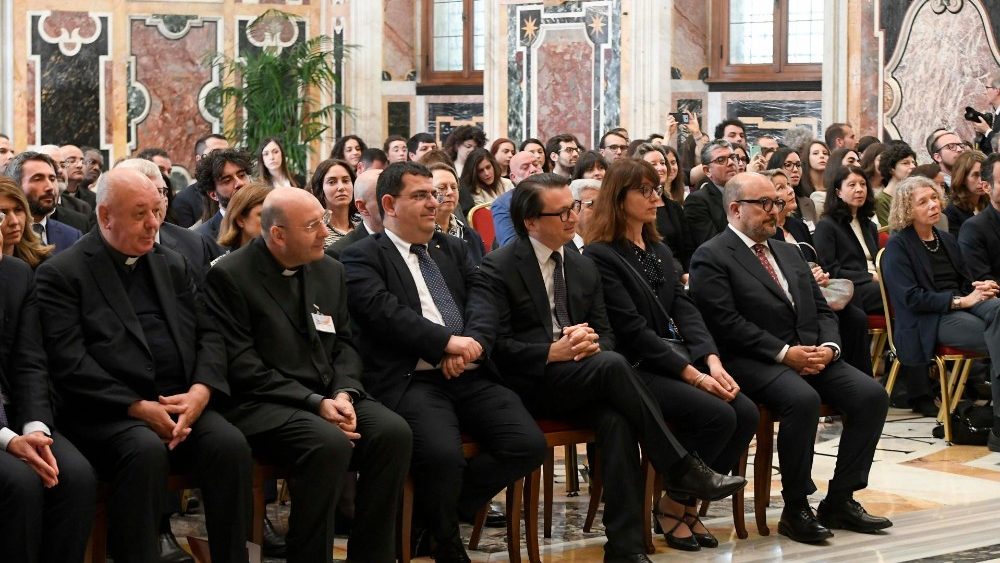 2024.05.13 Docenti e Alunni della Scuola Vaticana di Paleografia, Diplomatica e Archivista; e della Scuola Vaticana di Biblioteconomia