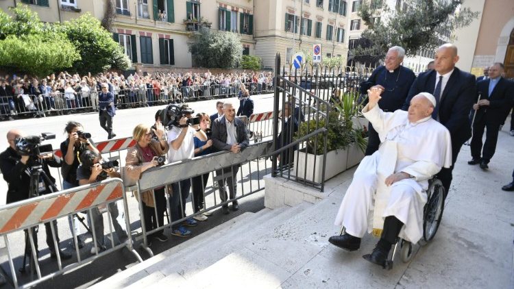 El Papa saluda a los fieles fuera de la parroquia de San Giuseppe al Trionfale