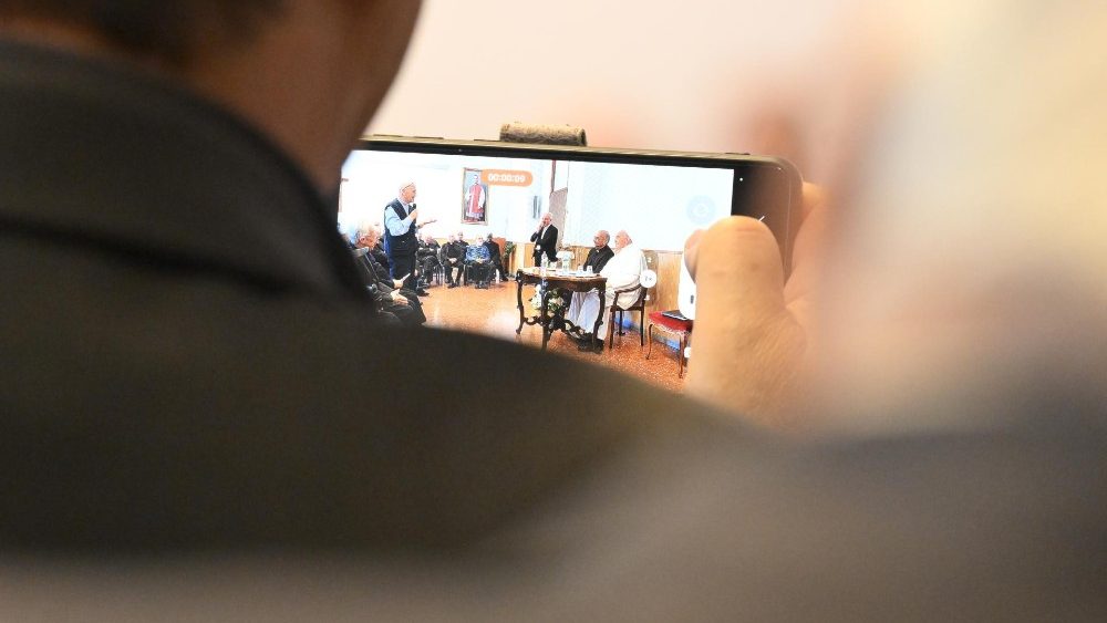 Påven Franciskus besökte äldre präster i församlingen San Giuseppe al Trionfale i Rom tisdagen den 14 maj 2024