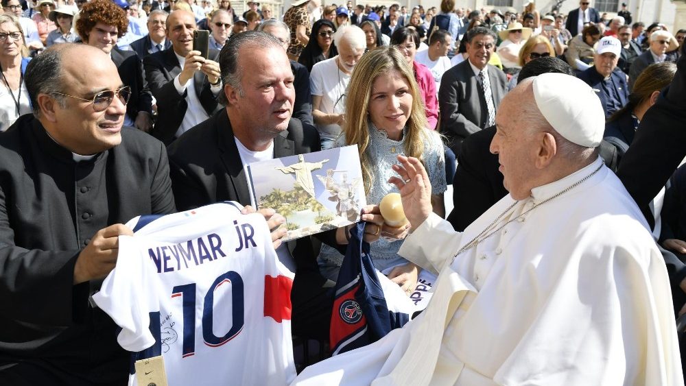O momento em que o Papa Francisco deu a bênção