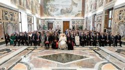 教皇フランシスコと気候変動をめぐる国際会議参加者たち　2024年5月16日　バチカン宮殿