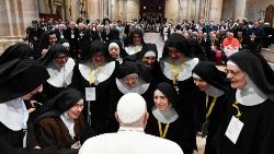 Påven möter ordenssystrar i Verona 2024