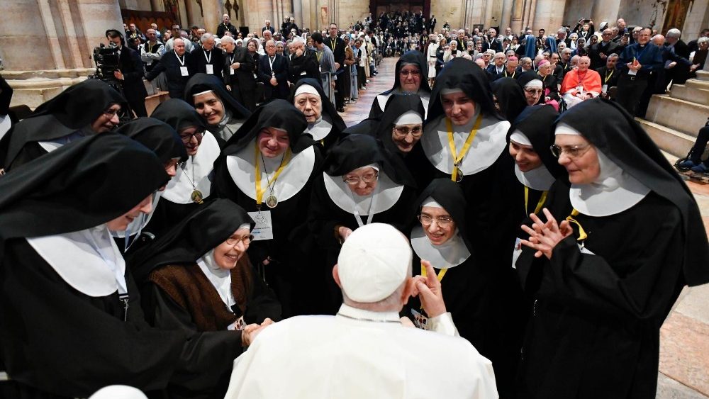 修道女たちと話される教皇フランシスコ　2024年5月18日　イタリア・ヴェローナ、サン・ゼーノ教会