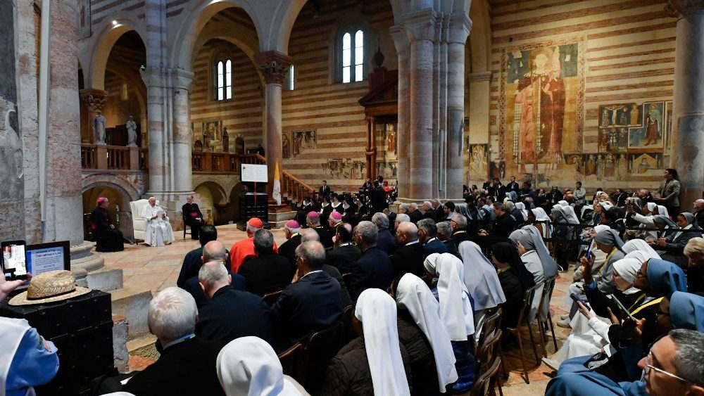 教皇フランシスコ、司祭・修道者らとの集い　2024年5月18日　イタリア・ヴェローナ、サン・ゼーノ教会