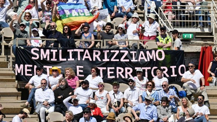 Jeden ze sloganů: Odmilitarizujme mysl i území