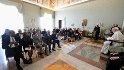 Papież Franciszek przyjmujący pracowników Uniwersytetu Loyola z Chicago, 20 maja 2024 r.