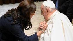 Papa Francesco saluta la partecipante a un'udienza