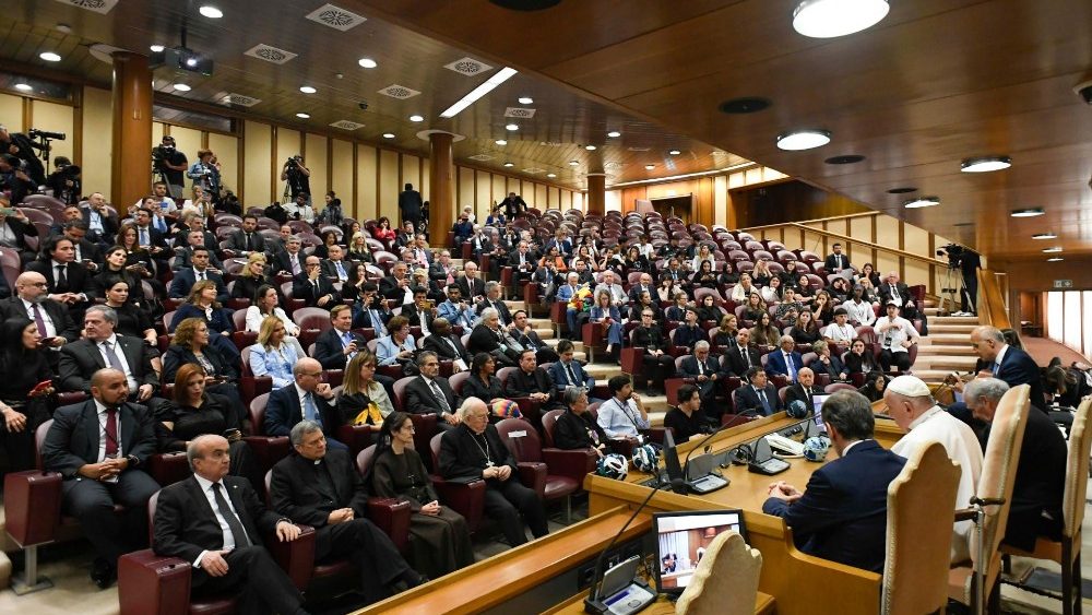 El Santo Padre se reúne con los participantes en el primer "Encuentro Internacional del Sentido" organizado por Scholas Occurrentes, 23 de mayo de 2024. (Vatican Media)