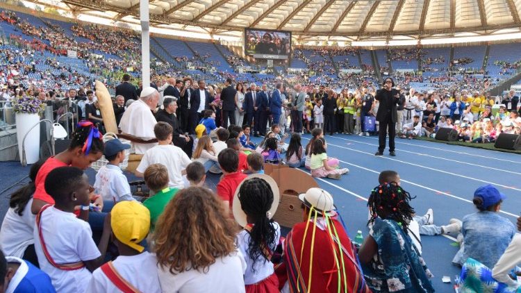 Picha ya Watoto na Papa Francisko wakati wa Siku ya Watoto Ulimwenguni katika Uwanja wa Olimpiki 2024.