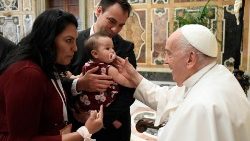Papež zdraví jednu rodinu účastnící se mezinárodního kongresu organizovaného Dikasteriem pro laiky, rodinu a život
