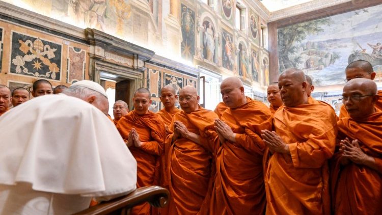 Ilustrační foto, buddhističtí mniši na setkání s papežem Františkem ve Vatikánu 27. května 2024