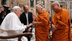 Le Pape et des moines du temple Wat Phra Chettuphon, ce lundi matin au Vatican.