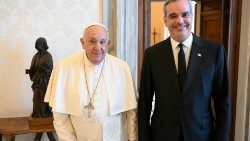 Papa Francisco com Luis Abinader, presidente da República Dominicana 