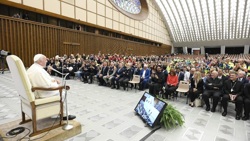 Papst Franziskus trifft in der Audienzhalle die Organisatoren, Künstler und Freiwilligen, die den 1. Weltkindertag mit Leben gefüllt haben